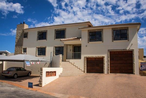 8 Bedroom Property for Sale in Wavecrest Eastern Cape